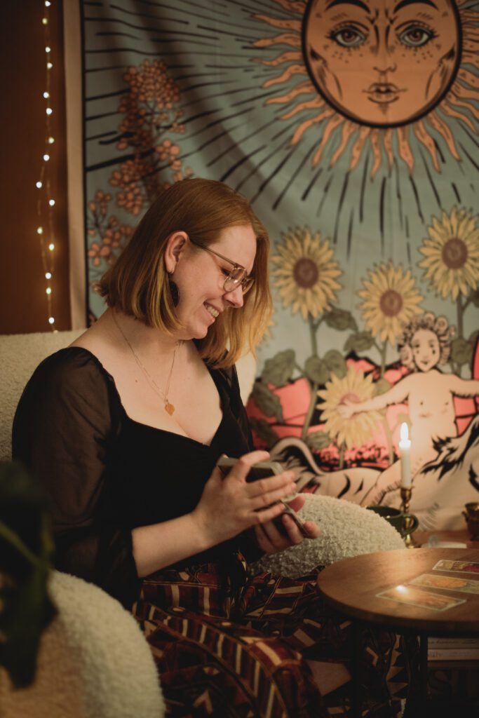 Marina utför en andlig vägledning genom tarot, sin mediala förmåga och sin intuition.