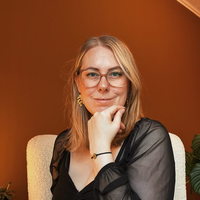 Porträtt av vägledaren Marina, andlig och medial vägledare, erbjuder insikter och stöd för din själsliga resa.