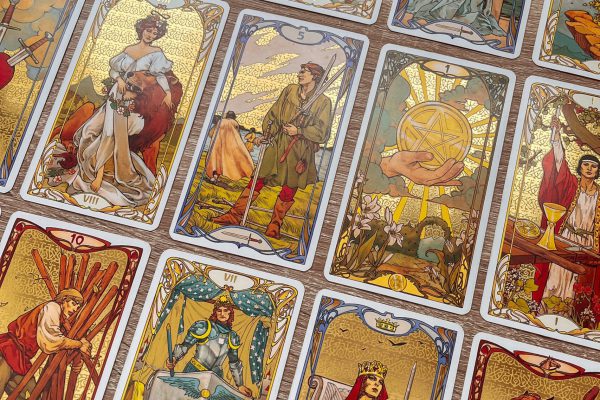 Tarotkort ligger prydligt på rad. Andliga tjänster genom tarotvägledning.